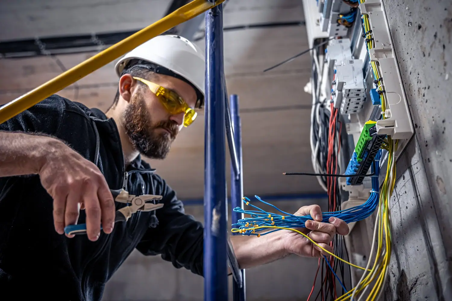 Modernizacja instalacji elektrycznej: Kiedy i jak przeprowadzić