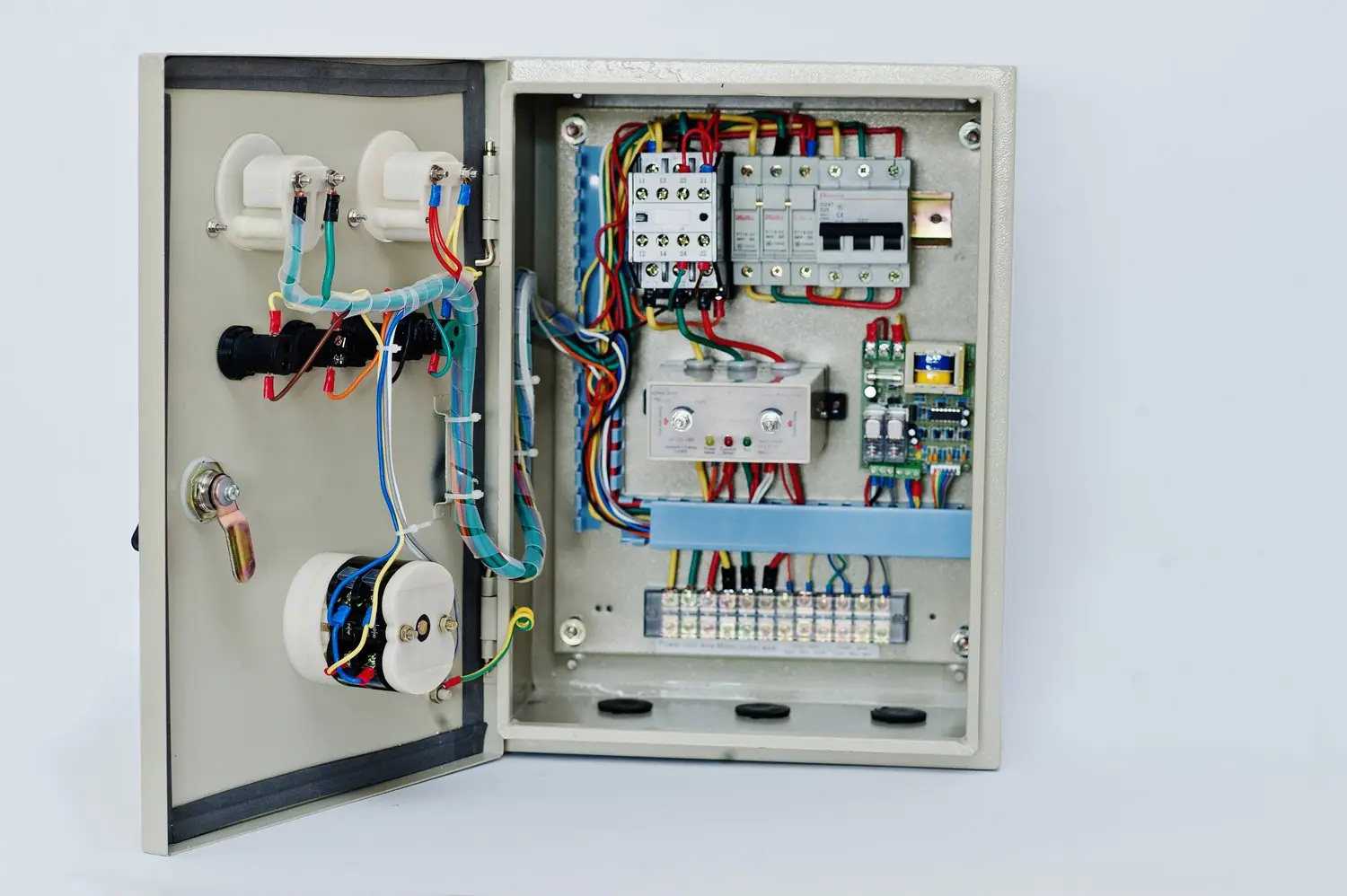 Dobór mocy rozdzielnicy elektrycznej: Praktyczne obliczenia