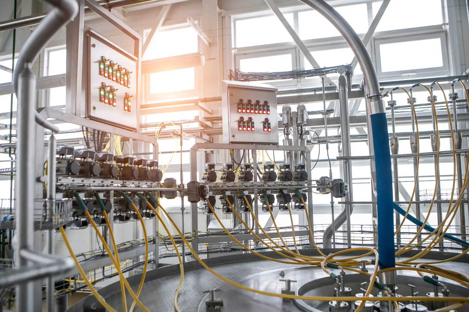 Czym różni się sterownik PLC od DCS: Porównanie systemów sterowania